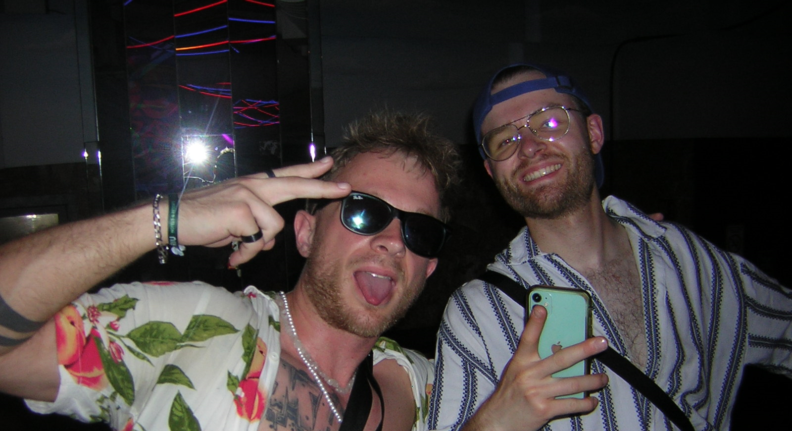Adrian und Timo lachend in einem Club